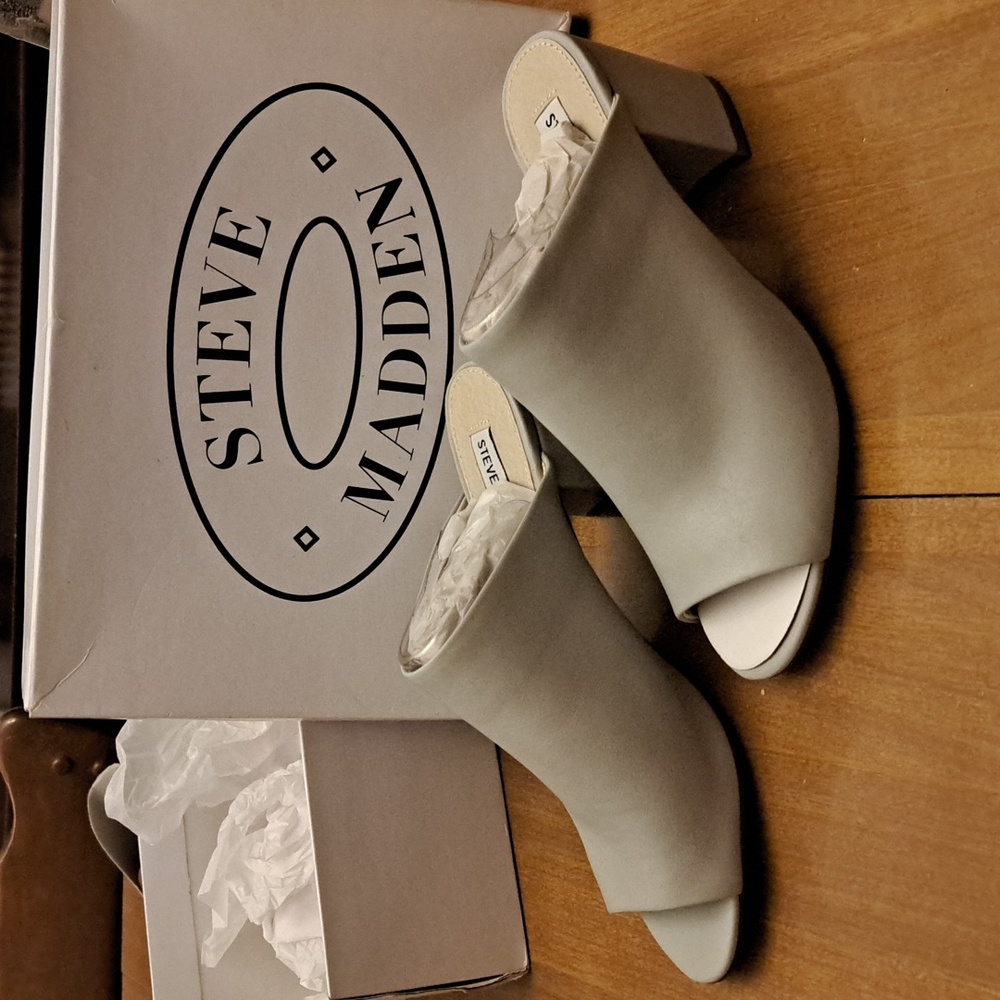 BNIB Steve Madden Grey Leather Mules